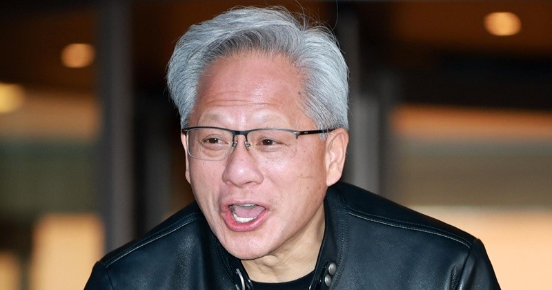 젠슨 황 엔비디아 최고경영자(CEO)가 8일 서울 중구 신라호텔에서 열린 '엔비디아 코리아 AI 에코시스템 리셉션'을 마친 후 취재진의 질의에 답하고 있다. (공동취재) 2026.6.8/뉴스1