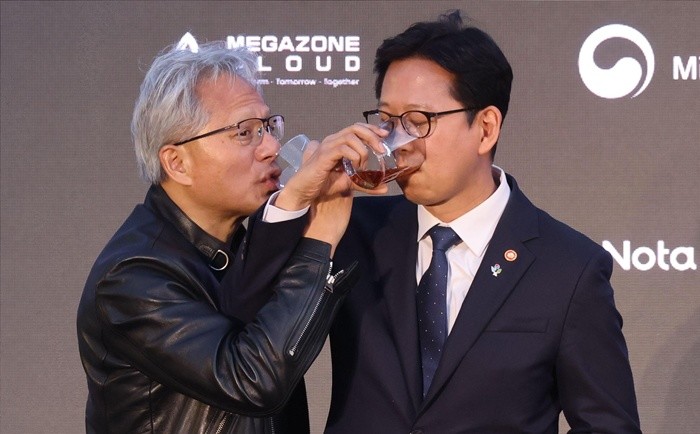 젠슨 황 엔비디아 최고경영자(CEO)가 8일 서울 중구 신라호텔에서 열린 '엔비디아 코리아 AI 에코시스템 리셉션'에 참석해 배경훈 과기부총리와 '러브샷'을 하고 있다. (공동취재) 2026.6.8/뉴스1