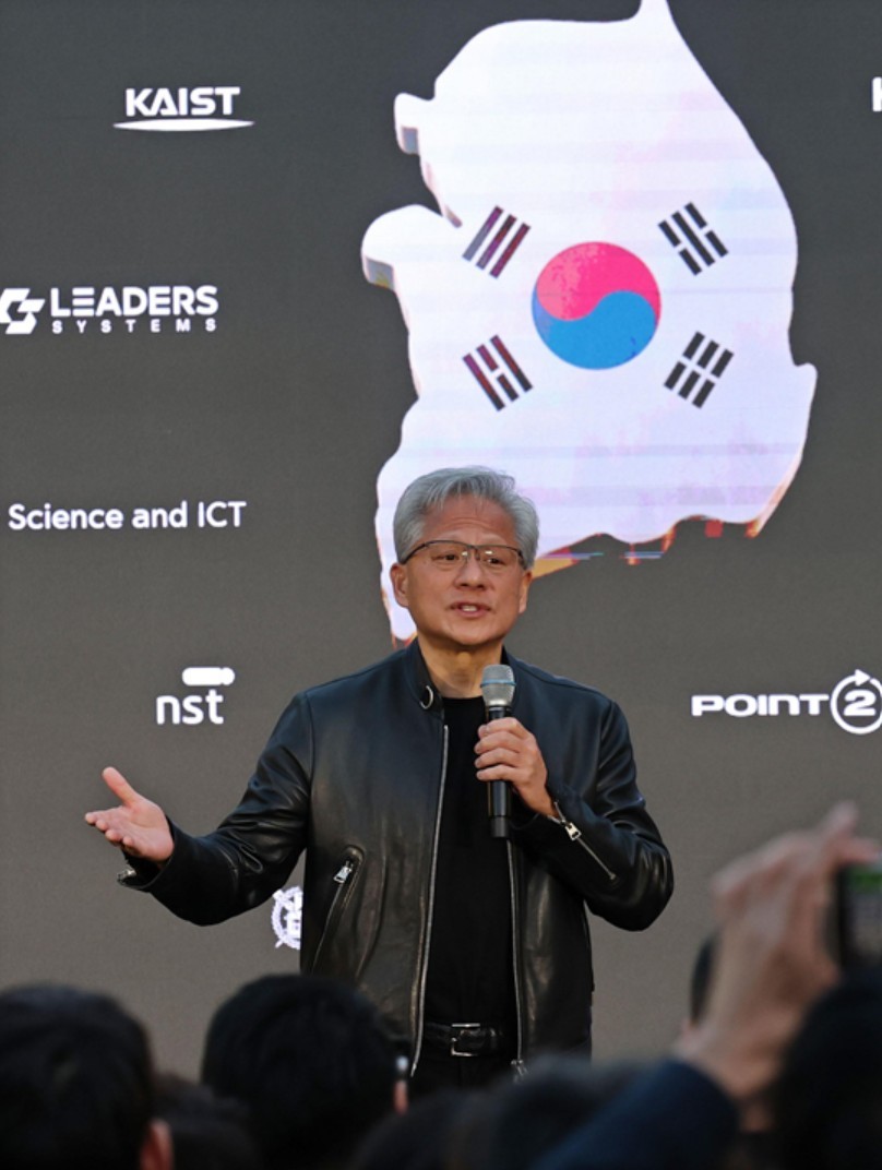 젠슨 황 엔비디아 최고경영자(CEO)가 8일 서울 중구 신라호텔에서 열린 '엔비디아 코리아 AI 에코시스템 리셉션'에서 연설하고 있다. (공동취재) 2026.6.8/뉴스1