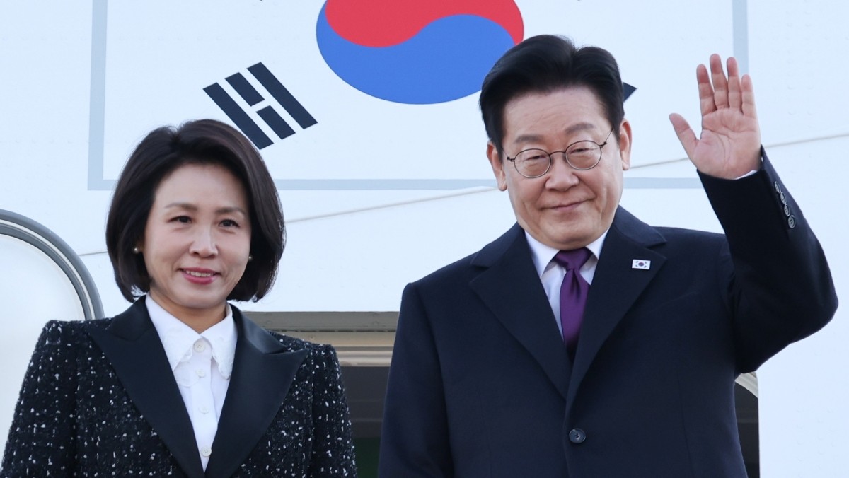 이재명 대통령과 김혜경 여사가 지난해 1월 경기 성남 서울공항을 통해 출국하며 인사하고 있다. 기사의 이해를 돕기 위한 사진 / 뉴스1