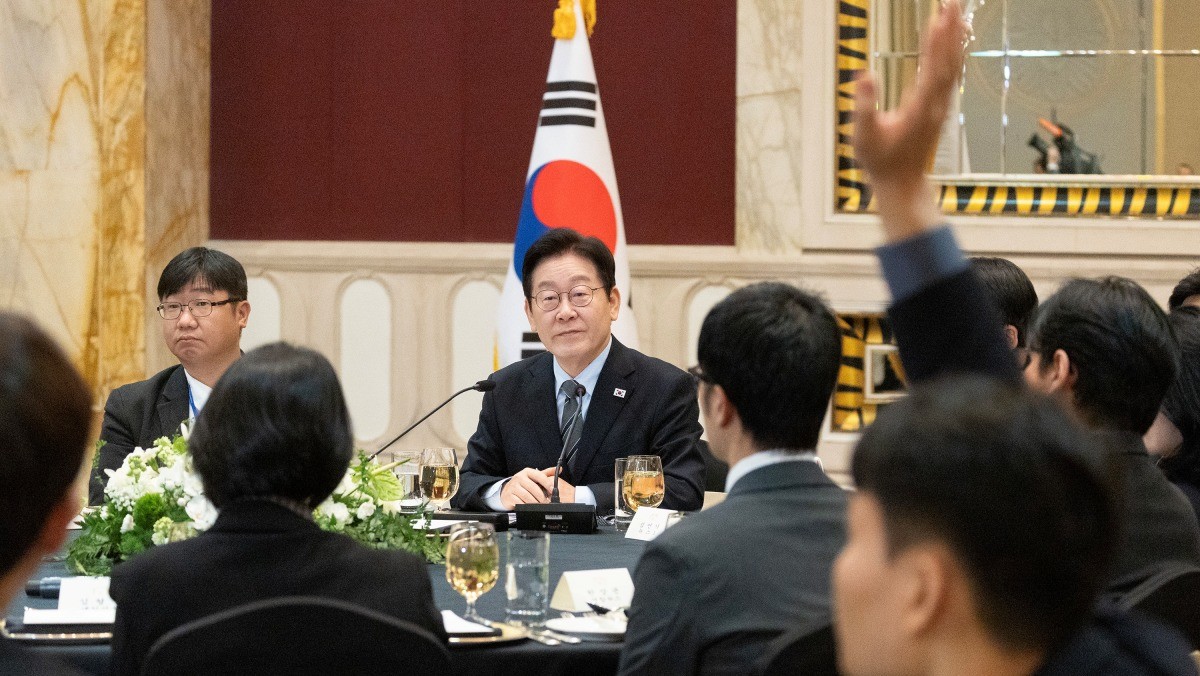 지난 1월 중국 국빈 방문 당시  이재명 대통령이 순방기자단 오찬간담회에서 취재진 질문을 받고 있다. / 뉴스1