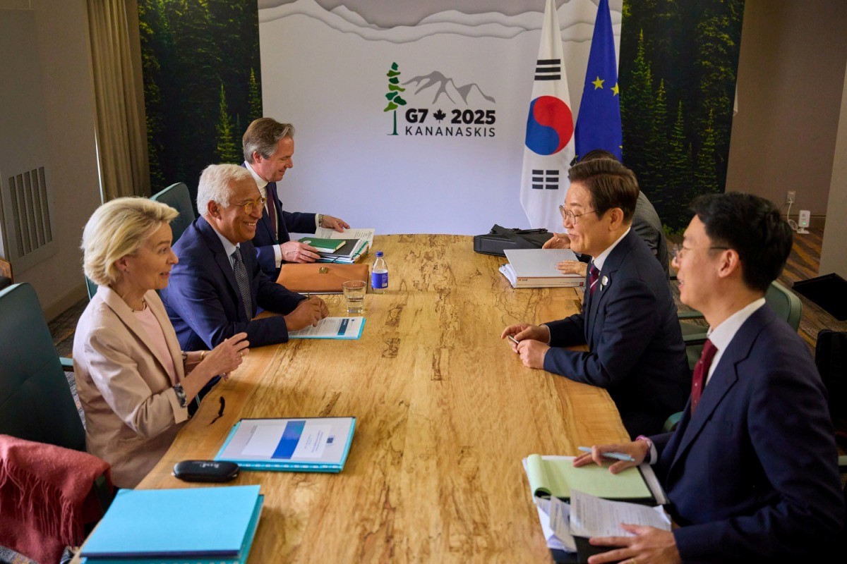이재명 대통령이 지난해 6월 캐나다 앨버타주 캐내내스키스 주요 7개국(G7) 정상회의장에서 안토니우 코스타 EU 정상회의 상임의장, 우르줄라 폰데어라이엔 유럽연합(EU) 집행위원장과 한·EU 정상회담을 하고 있다. / 청와대 제공, 뉴스1