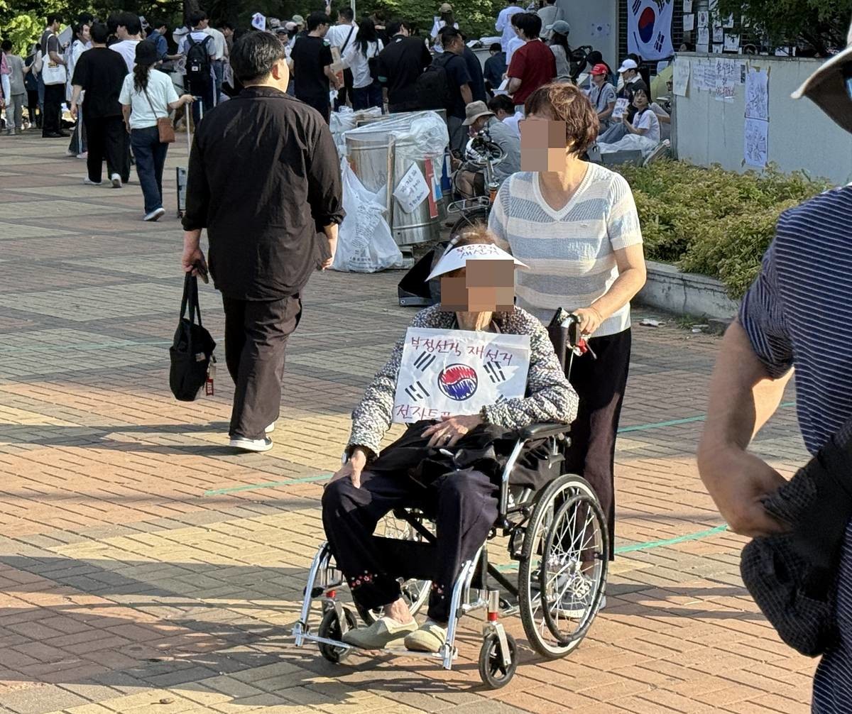 휠체어에 탄 채 시위에 참가한 노인 / 연합뉴스
