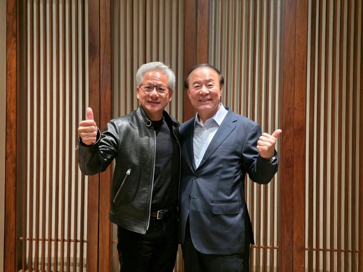 젠슨 황 엔비디아 최고경영자(CEO)와 전영현 삼성전자 부회장이 8일 서울 중구 신라호텔에서 회동했다. / 삼성전자 제공