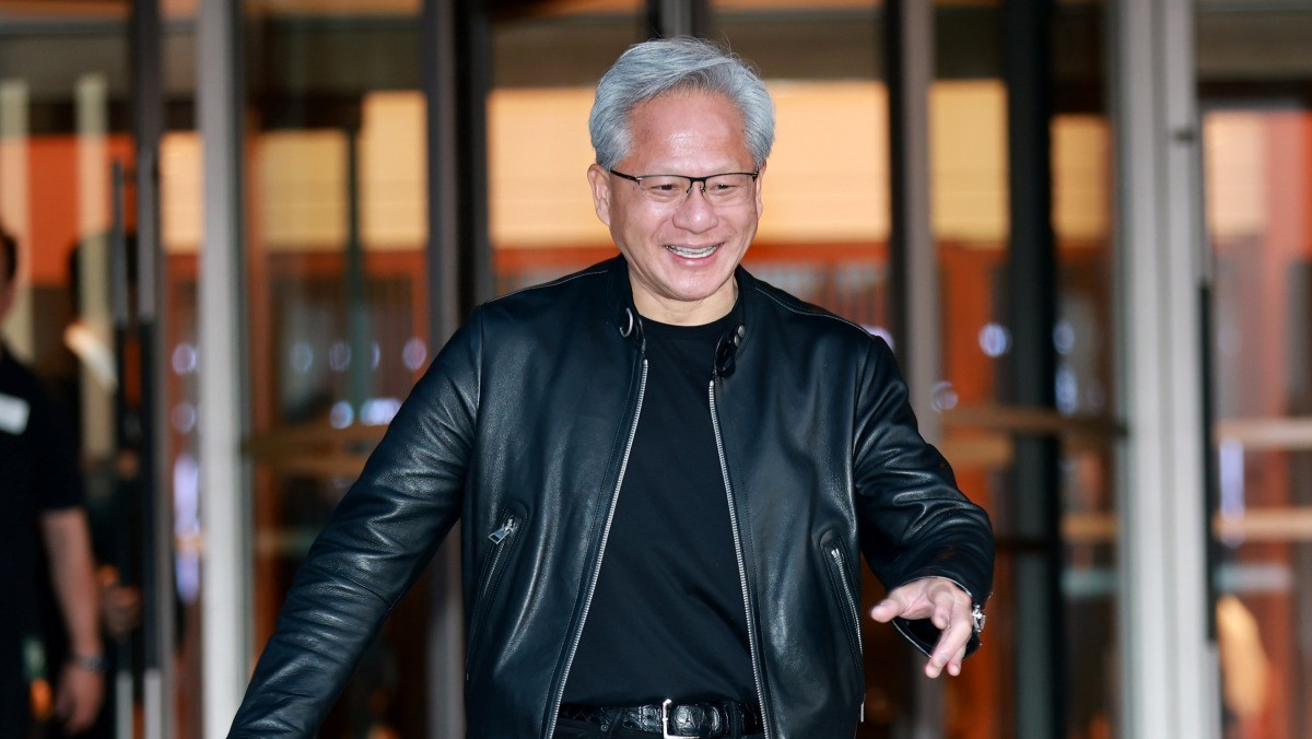 젠슨 황 엔비디아 최고경영자(CEO)가 8일 서울 중구 신라호텔에서 열린 '엔비디아 코리아 AI 에코시스템 리셉션'을 마친 후 취재진의 질의에 답하고 있다 / 뉴스1