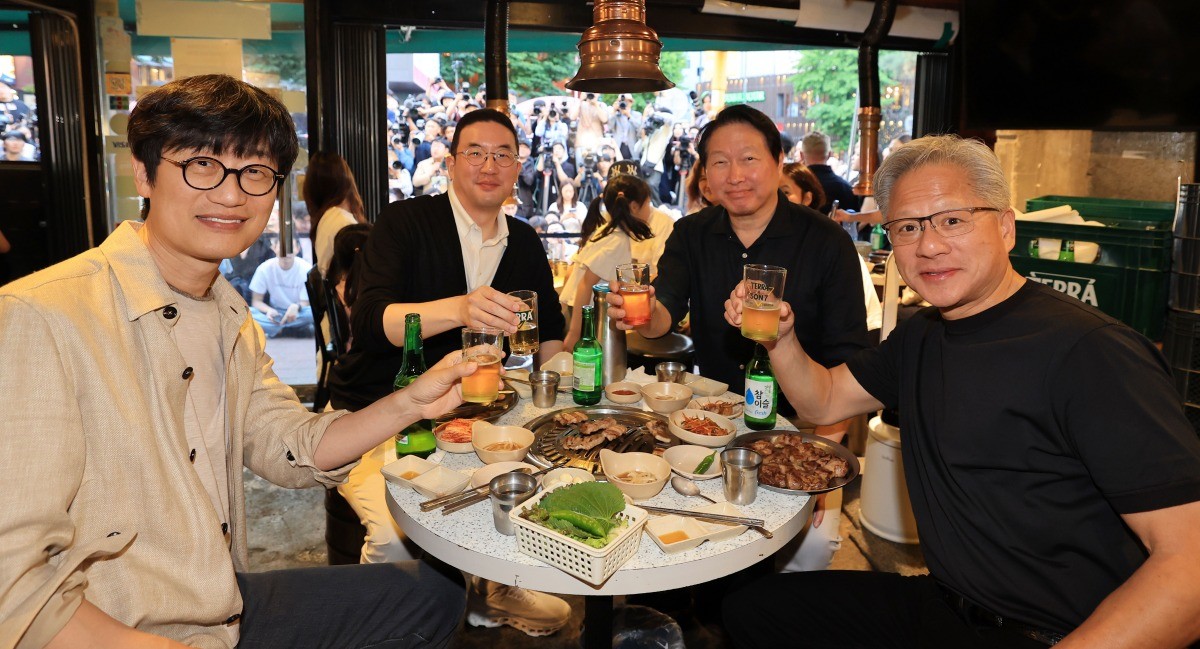 젠슨 황 엔비디아 최고경영자(CEO)가 5일 오후 서울 마포구 홍익대학교 인근의 삼겹살집에서 기업 총수들과 회동, 잔을 부딪치고 있다. 왼쪽부터 이해진 네이버 의장, 구광모 LG그룹 회장, 최태원 SK그룹 회장, 젠슨 황 엔비디아 최고경영자(CEO) / 뉴스1