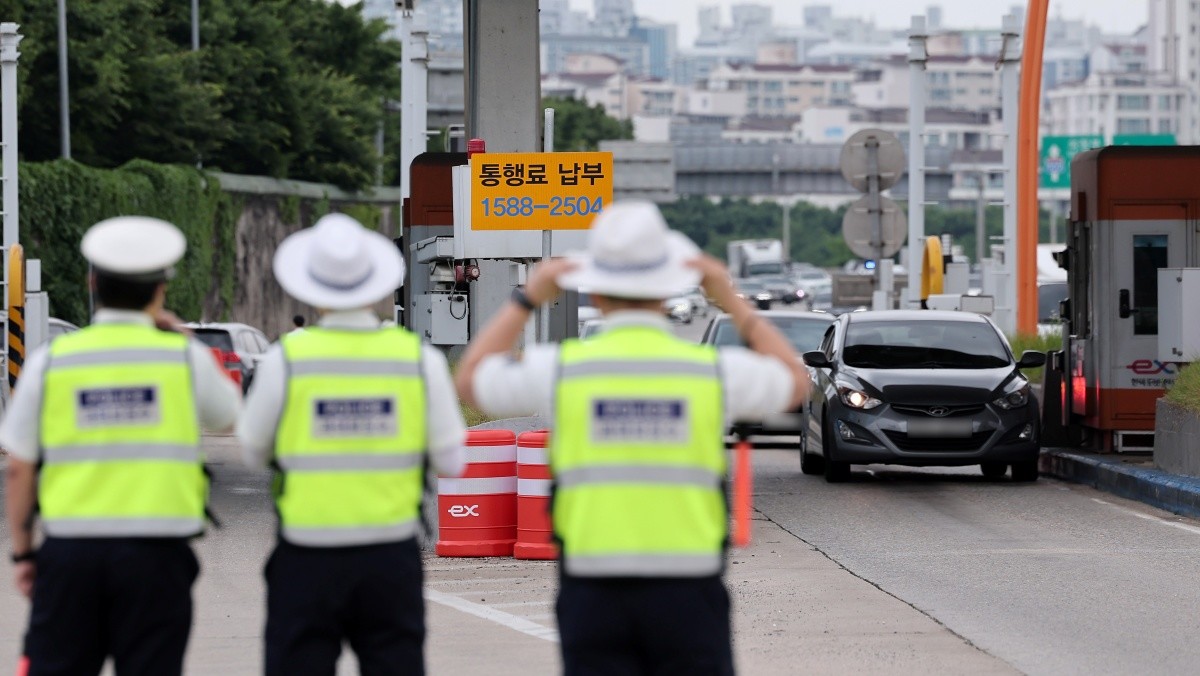 지난해 6월 서울시와 자치구, 경찰청 및 한국도로공사 등 관계자들이 경기 구리시 구리·남양주 톨게이트에서 체납 및 과태료 체납차량 합동 단속을 하고 있다. / 뉴스1