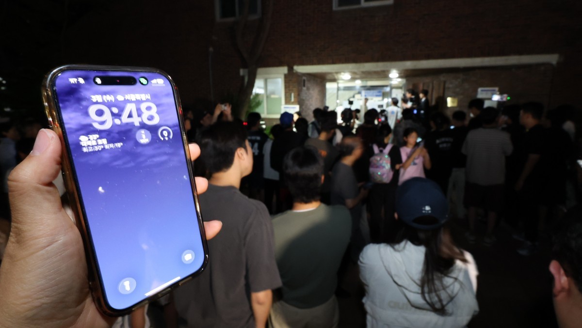 제9회 전국동시지방선거일인 지난 3일 오후 투표용지 부족 사태로 투표 시간이 오후 10시까지 연장된 서울 송파구 잠실7동 제2투표소 앞에 취재진과 주민들이 모여있다. / 뉴스1