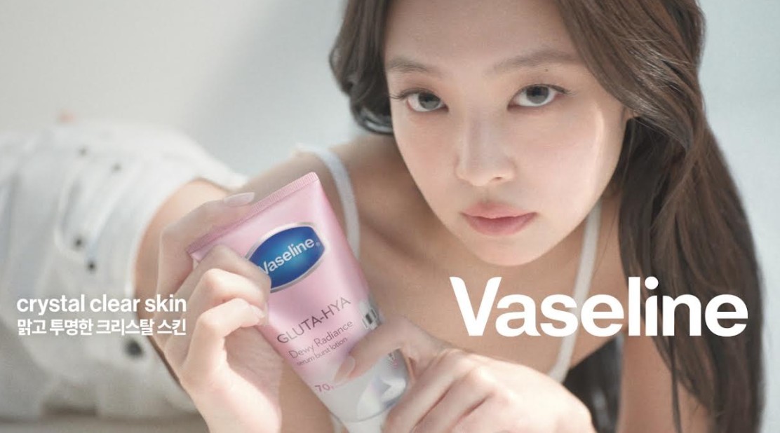 제니, 바세린 글로벌 앰배서더 선정...K팝 스타의 '자연스러운 광채' 비결 공개