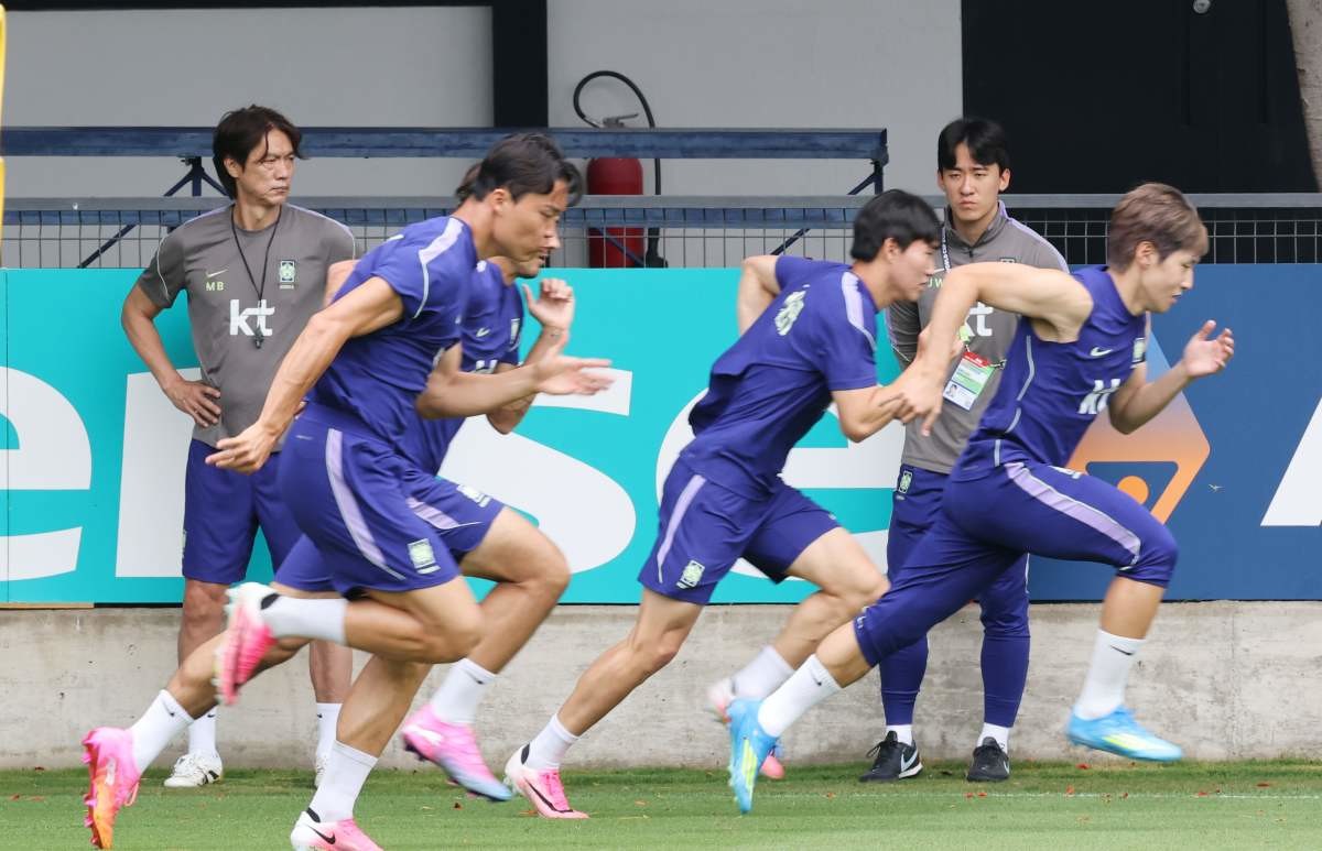 2026 북중미 월드컵에 출전하는 한국 축구 국가대표팀의 홍명보 감독이 8일(현지 시각) 멕시코 과달라하라 인근 사포판의 치바스 바예 베르데에서 훈련하는 선수들을 지켜보고 있다. / 연합뉴스