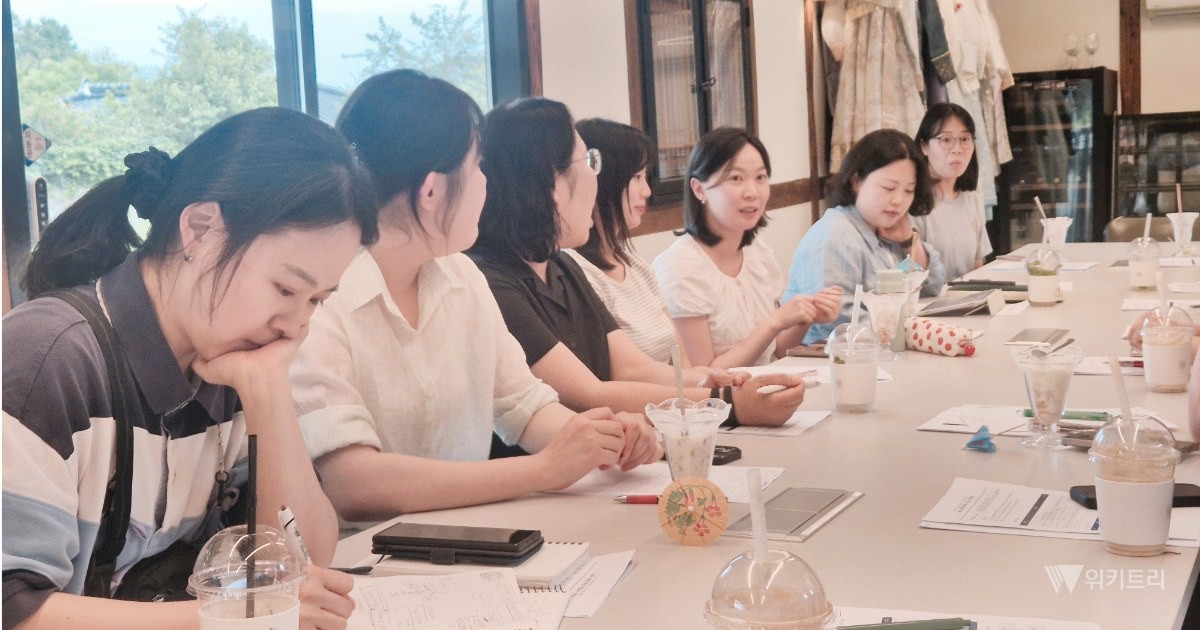 ‘경계선 지능 학생 지원 교사 연찬회에서 지원교사들이 경계선 지능 학생 지원 자료집에 대하여 협의하고 있다. / 전남도교육청