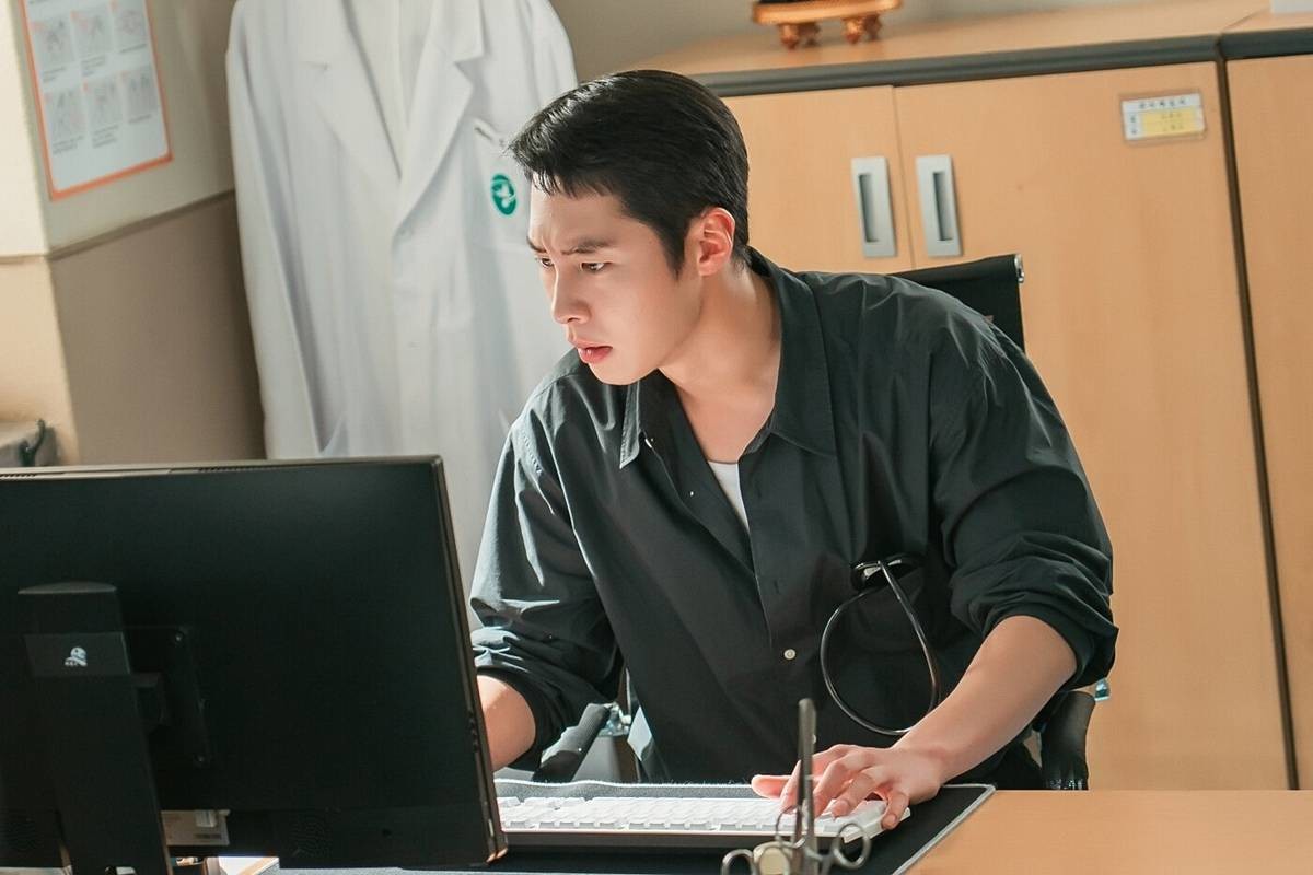 인기웹툰 '존버닥터' 원작 드라마 / ENA