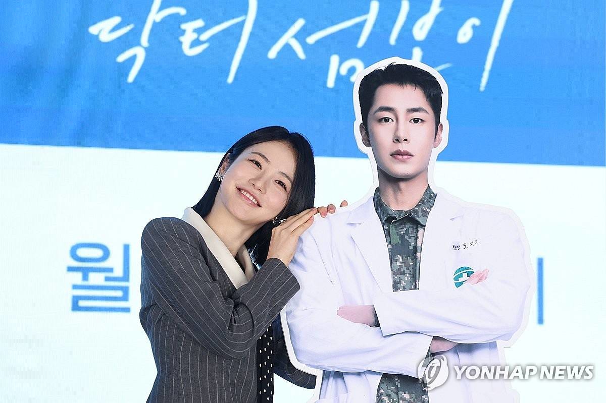 배우 신예은이 지난달 26일 서울 구로구 더세인트에서 열린 ENA 드라마 '닥터 섬보이' 제작발표회에서 군복무 중인 이재욱의 등신대와 포즈를 취하고 있다 / 연합뉴스