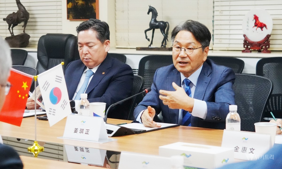 강기정 시장 등 광주광역시 대표단이 8일(현지시간) 오후 중국 베이징에서 중국의 대표적 민간 외교정책 연구기관인 차하얼학회(察哈尔学会)를 방문해 한팡밍(韩方明) 회장을 면담했다. / 광주시