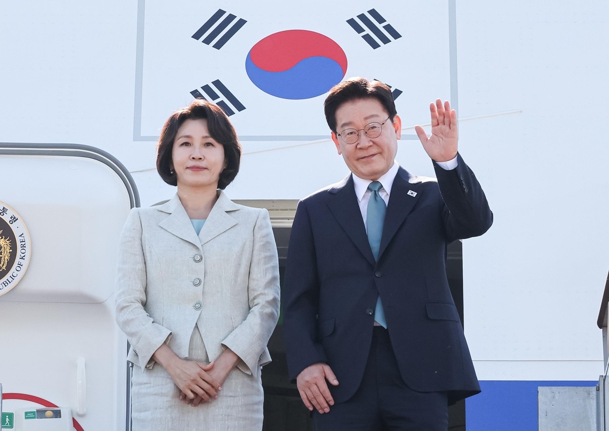 G7 정상회의 참석차 유럽 순방 일정에 나선 이재명 대통령과 김혜경 여사가 9일 경기 성남 서울공항을 통해 출국하며 인사하고 있다. / 뉴스1