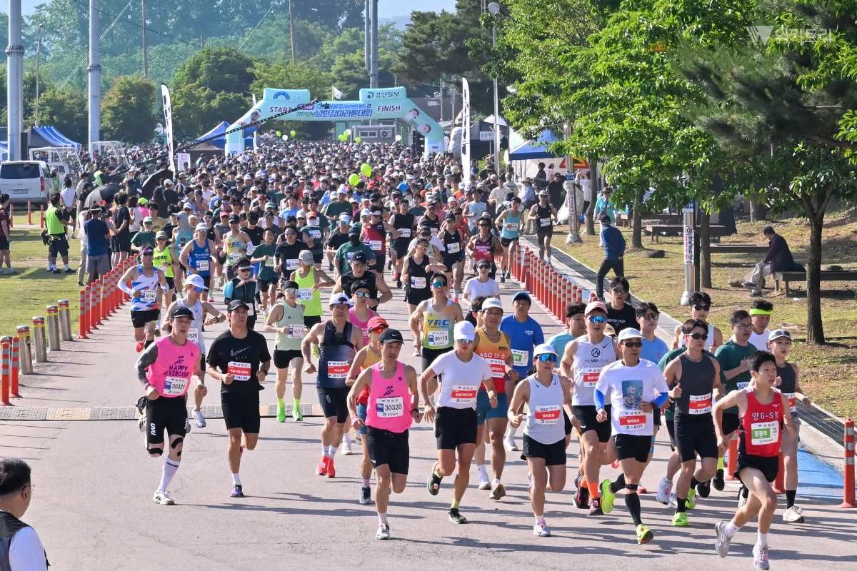 4200여명의 참가자들이 출발 축포와 함께 힘차게 출발선을 나서고 있다