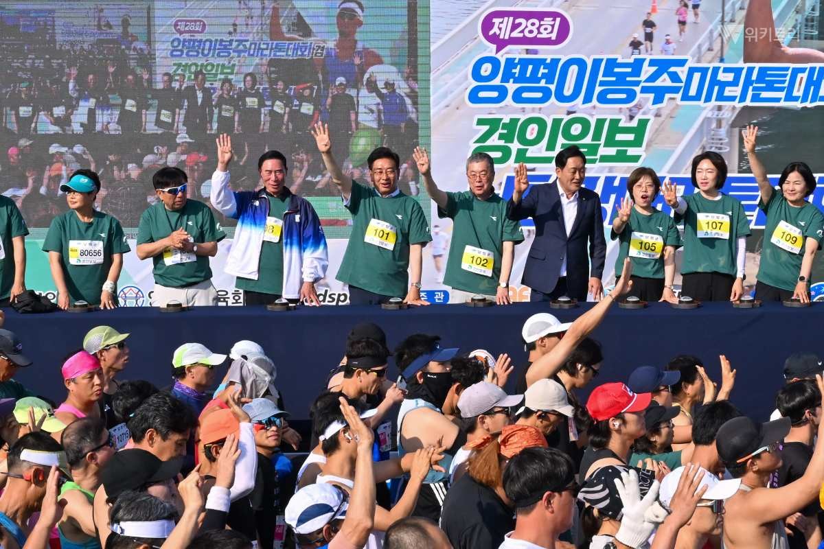 응원 인사를 건네고 있는 전진선 양평군수, 김선교 국회의원 등 내빈들
