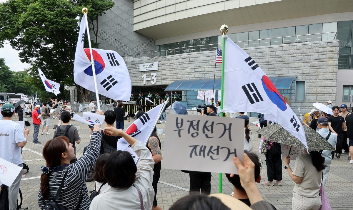 잠실 개표소 봉쇄 닷새째…평일 되자 200명으로 급감