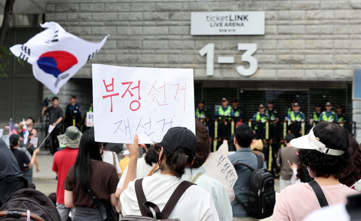 제9회 전국동시지방선거 투표용지 부족 사태를 규탄하며 재선거를 요구하는 집회가 계속되고 있는 8일 서울 송파구 올림픽공원 핸드볼경기장 개표소 앞에 모여 재선거를 요구하는 구호를 외치고 있다. / 뉴스1