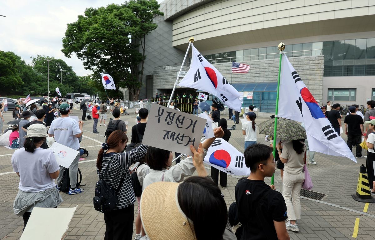 제9회 전국동시지방선거 투표용지 부족 사태에 반발한 시민들이 지난 8일 서울 송파구 올림픽공원 핸드볼경기장 개표소 앞에 모여 재선거를 요구하는 구호를 외치고 있다. / 뉴스1