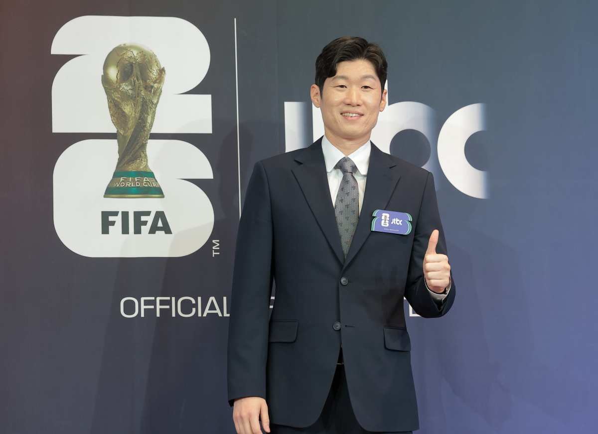 박지성 해설위원이 지난달 서울 중구 앰배서더 풀만 호텔에서 열린 JTBC '2026 FIFA 북중미 월드컵' 기자간담회에 참석해 포즈를 취하고 있다. / 뉴스1