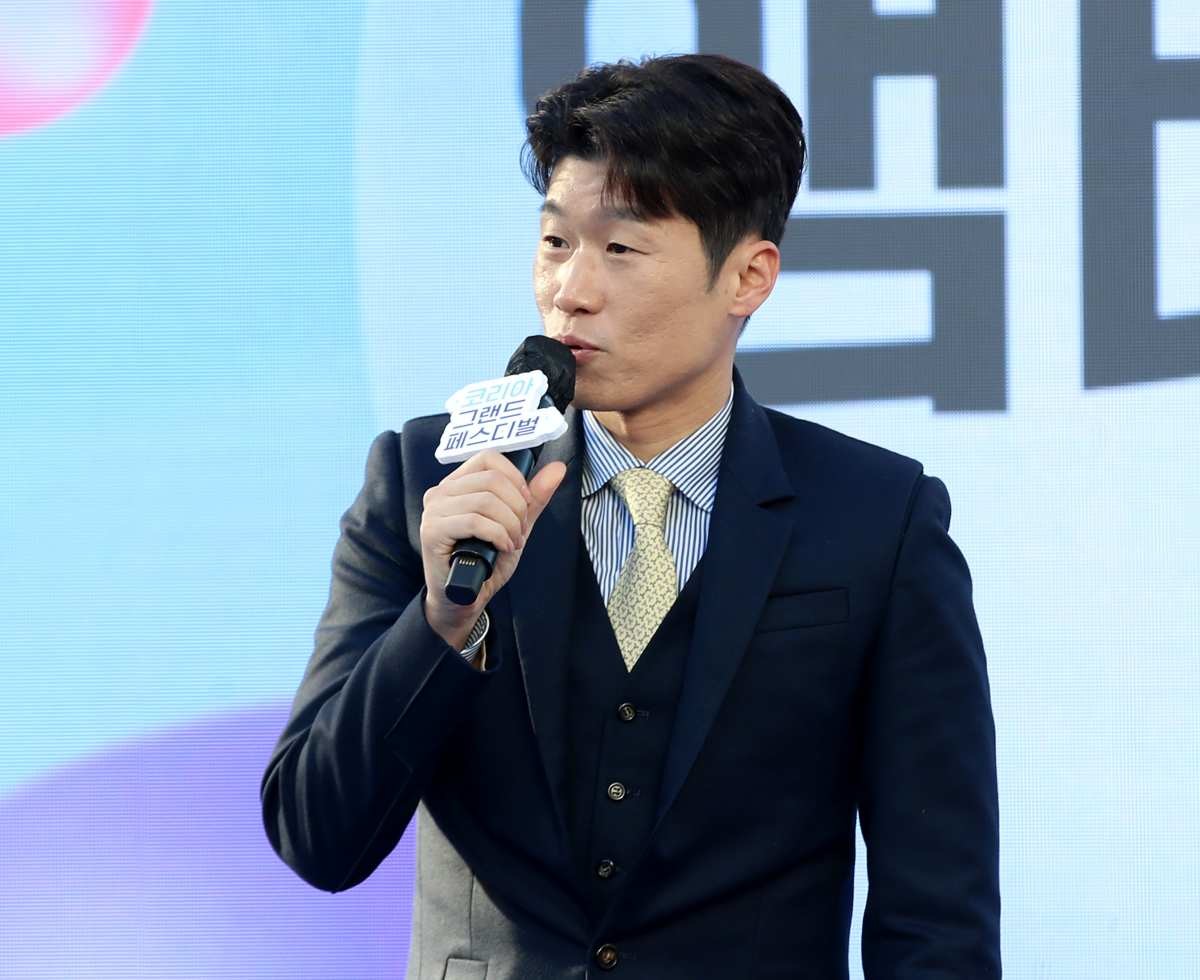 지난해 10월 부산 중구 광복로 분수광장에서 열린 코리아 그랜드 페스티벌에서 홍보대사인 전 국가대표 축구선수 박지성이 인사말을 하고 있다. / 뉴스1