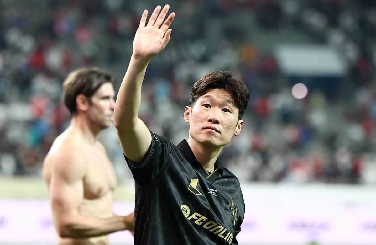 지난해 9월 서울 마포구 서울월드컵경기장에서 열린 '2025 넥슨 아이콘매치' FC 스피어와 실드 유나이티드의 경기, FC스피어 박지성이 경기 후 관중에게 인사하고 있다. / 뉴스1