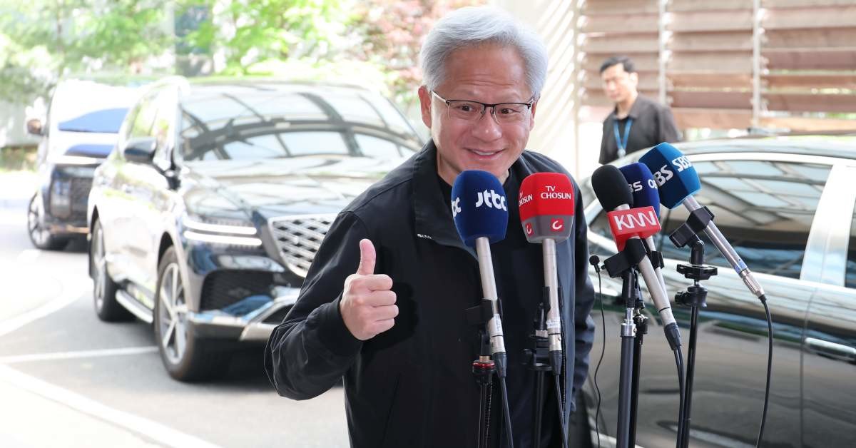 젠슨 황 엔비디아 최고경영자(CEO)가 방한 일정을 마친 뒤 9일 서울김포비즈니스항공센터를 통해 출국하며 취재진의 질문을 듣던 중 엄지를 들어 보이고 있다.  / 연합뉴스
