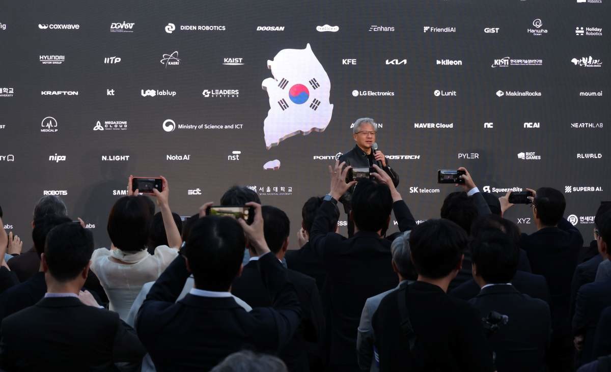 젠슨 황 엔비디아 최고경영자(CEO)가 지난 8일 서울 중구 신라호텔에서 열린 '엔비디아 코리아 AI 에코시스템 리셉션'에서 연설하고 있다.  / 연합뉴스