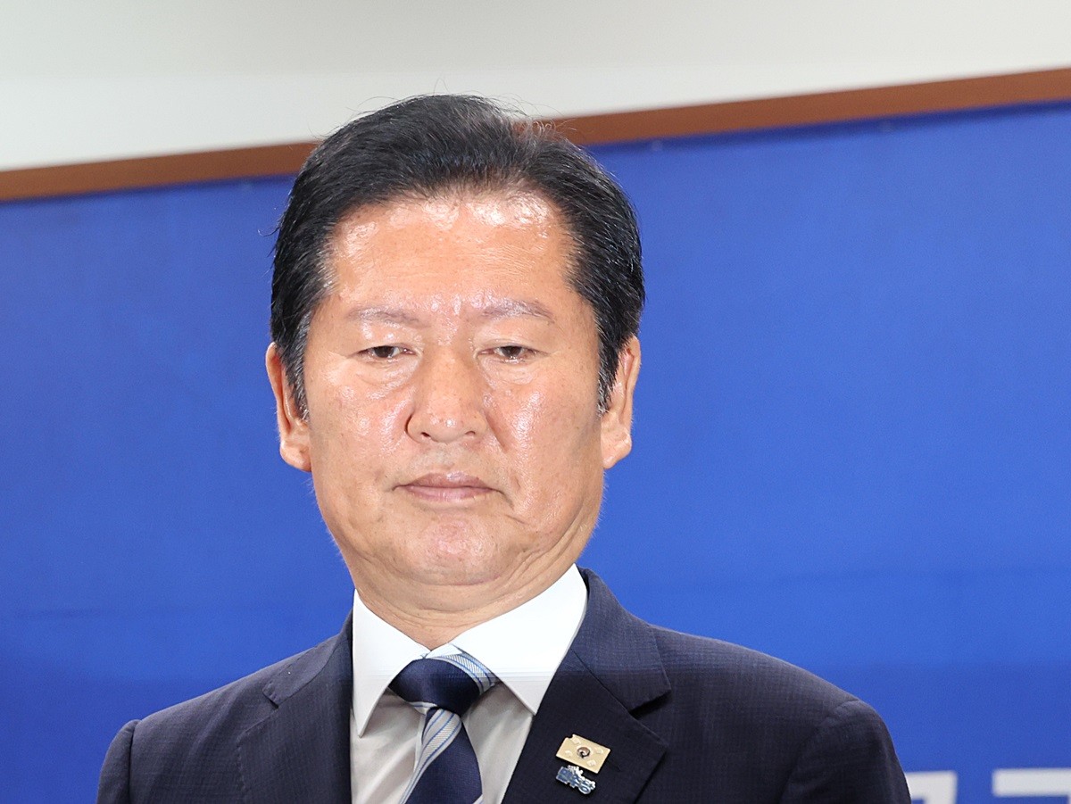 정청래 더불어민주당 대표가 지난 4일 서울 여의도 국회에서 열린 6·3 지방선거 결과 관련 기자회견을 마치고 발걸음을 옮기고 있다. 기사 이해를 돕기 위한 자료 사진 / 뉴스1