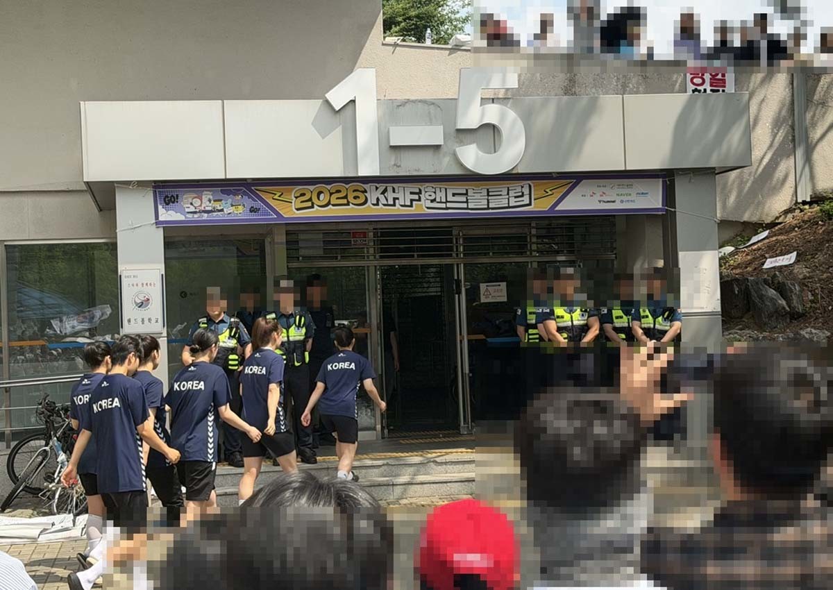 잠실 개표소로 사용됐던 핸드볼경기장에서 훈련기구를 꺼내러 들어가는 선수들. / 연합뉴스