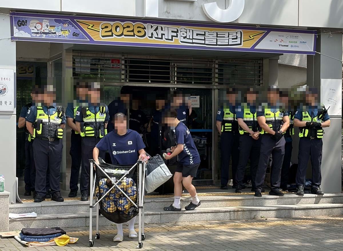 잠실 개표소로 사용됐던 핸드볼경기장에서 공인구와 훈련기구를 꺼내오는 선수들. / 연합뉴스