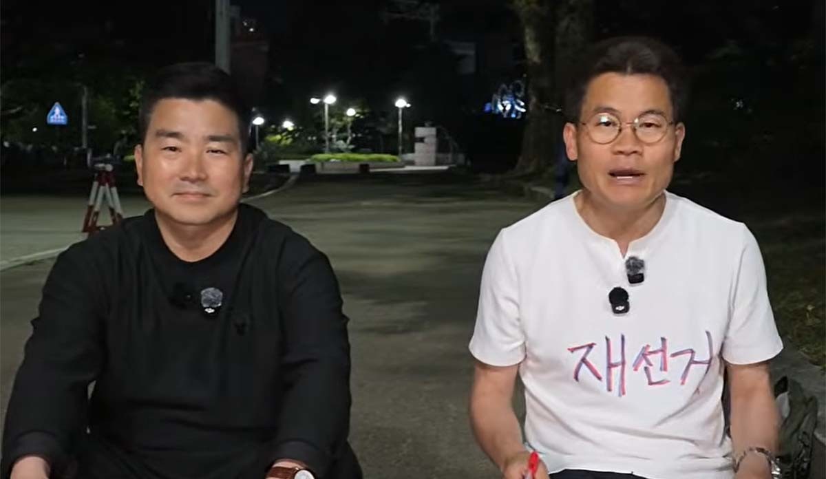 김현태 전 육군 특수전사령부 707특수임무단장이 8일 서울 송파구 올림픽공원 핸드볼경기장 앞에서 진행한 유튜브 방송에서 핸드볼경기장을 찾은 여자 핸드볼 유소년 국가대표 선수들을 두고 '투표함 이동을 위해 선수로 위장한 인원이 섞여 있었을 수 있다'는 의혹을 제기했다. / '1waynews 한길뉴스' 유튜브