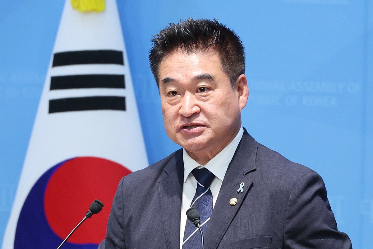 최혁진 무소속 의원이 지난 8일 서울 여의도 국회 소통관에서 더불어민주당 복당 기자회견을 하고 있다. / 뉴스1