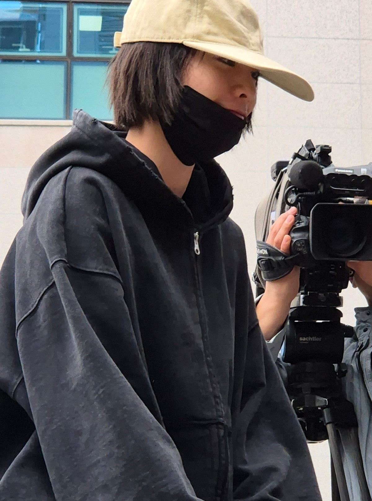 지난달 21일 경기 의정부지방법원 남양주지원에 증인으로 출석한 나나 / 뉴스1