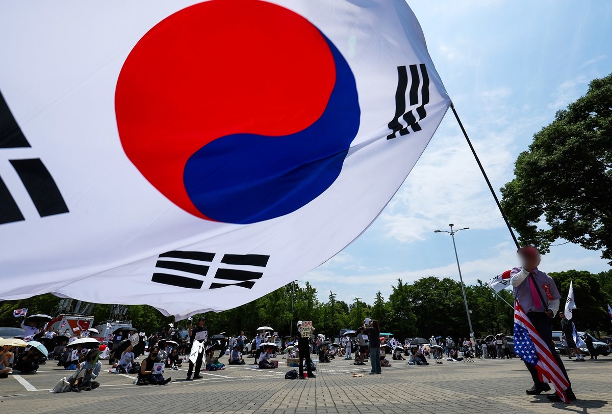 제9회 전국동시지방선거 투표용지 부족 사태에 반발한 시민들이 9일 서울 송파구 올림픽공원 핸드볼경기장에 설치된 개표소 앞에서 재선거를 촉구하며 구호를 외치고 있다. 자료 사진 / 뉴스1