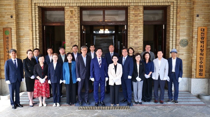 허태정 대전광역시장 당선인 대전광역시장직 인수위원회가 9일 오전 옛 충남도청사에서 현판식을 갖고 공식 출범했다./사진=허태정 당선인 캠프