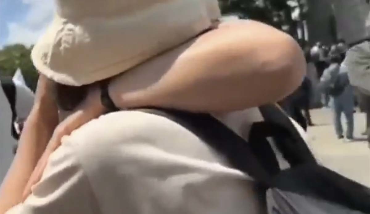 [잠실 개표소 봉쇄 시위] 시위대, 여성 어깨에 손 올리고 "신분 밝히라" 강요