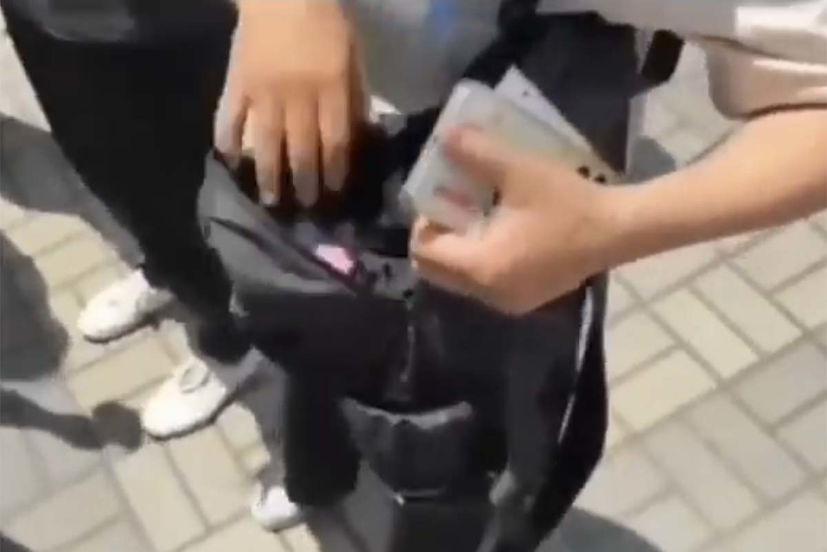 서울 송파구 올림픽공원 핸드볼경기장 앞 잠실 개표소 봉쇄 시위 현장에서 한 시민이 시위대에게 가방 속을 보여주는 모습. X에 올라온 영상을 캡처한 사진이다.