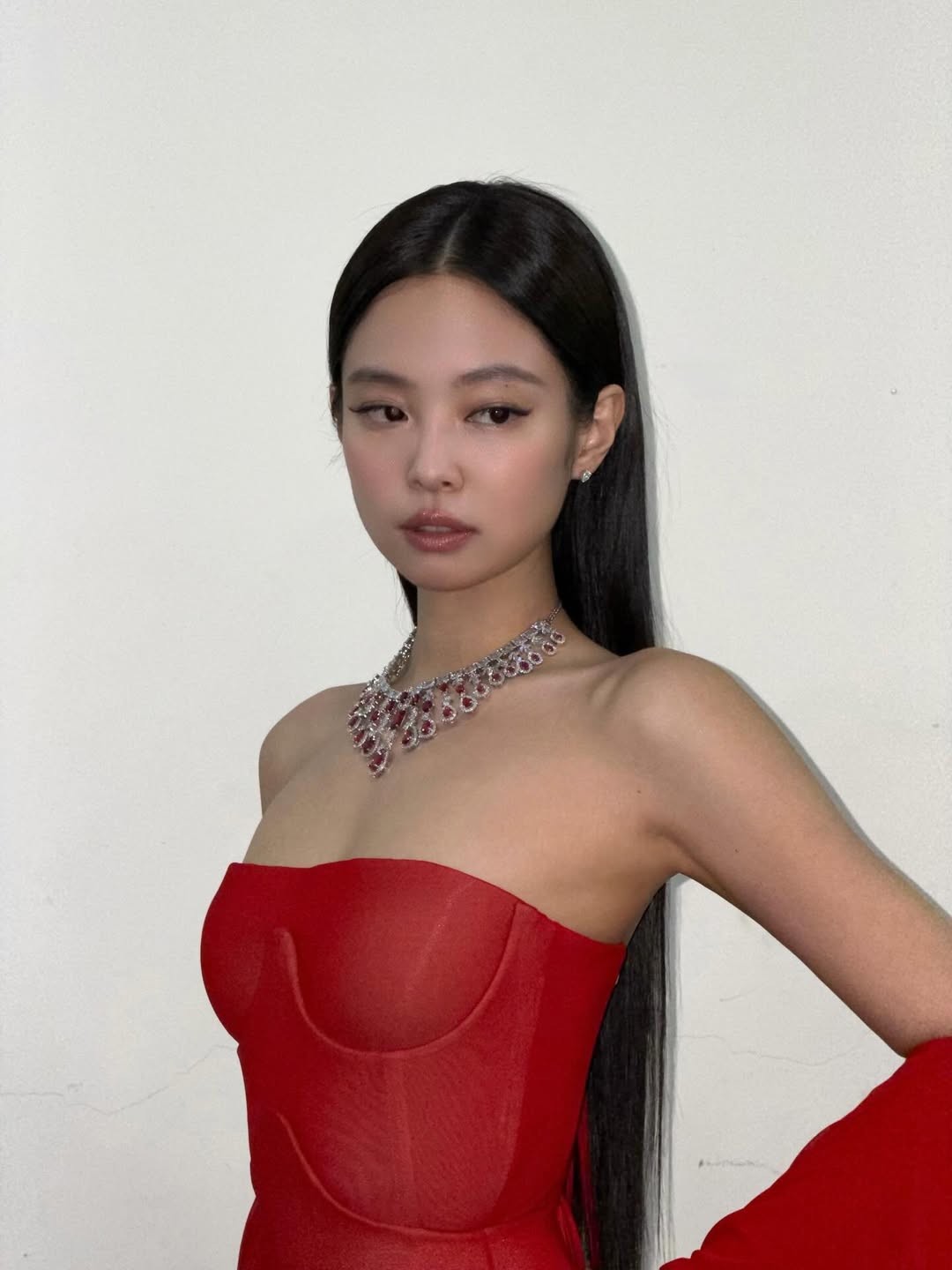 JENNIE’s Creative Songwriting Earned Her Dual Main Artist Credit / Official IG