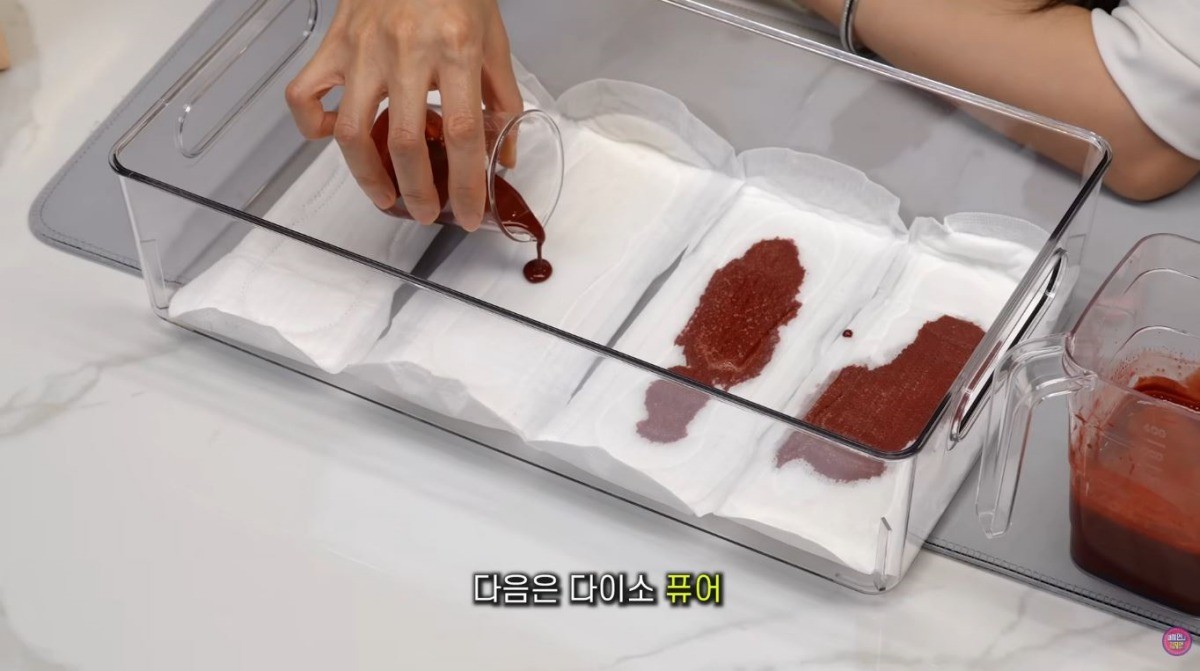 생리혈의 흡수력을 확인하는 실험 중인 김 전문의. / 유튜브 '숏부인과'