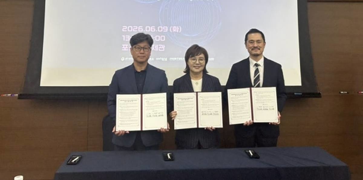 ‘글로벌 양자과학기술 연구거점 조성 및 협력체계 구축’을 위한 업무협약 체결(왼쪽부터 이상엽 일자리경제국장, 양금희 경상북도 경제부지사, 김종규 포스텍 대외부총장)