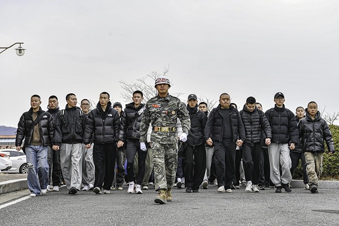 26일 경북 포항시 남구 해병대 교육훈련단 행사 연병장에서 열린 2026년 새해 첫 신병 1326기 1250명에 대한 입영식을 마친 신병들이 교관을 따라 훈련소로 가고 있다. 신병들은 앞으로 6주간 강도 높은 훈련을 완수하고 정예 해병으로 거듭난다.(해병대교육훈련단제공, 재판매 및 DB금지) 2026.1.26/뉴스1