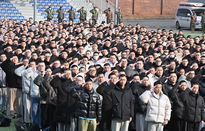 6일 오후 충남 논산에 위치한 육군훈련소에서 열린 2025년 첫 현역병 입영행사에서 입영장정들이 경례하고 있다.(육군 제공) 2025.1.6/뉴스1