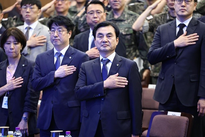 안규백 국방부 장관이 9일 서울 용산구 전쟁기념관에서 열린 국방개혁 세미나에서 국민의례를 하고 있다. 2026.6.9/뉴스1
