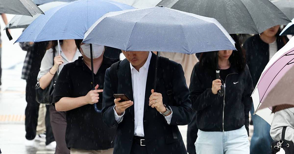 새벽 천둥·번개에 잠 깼다…출근길 우산 챙겨야 하는 ‘이 지역’