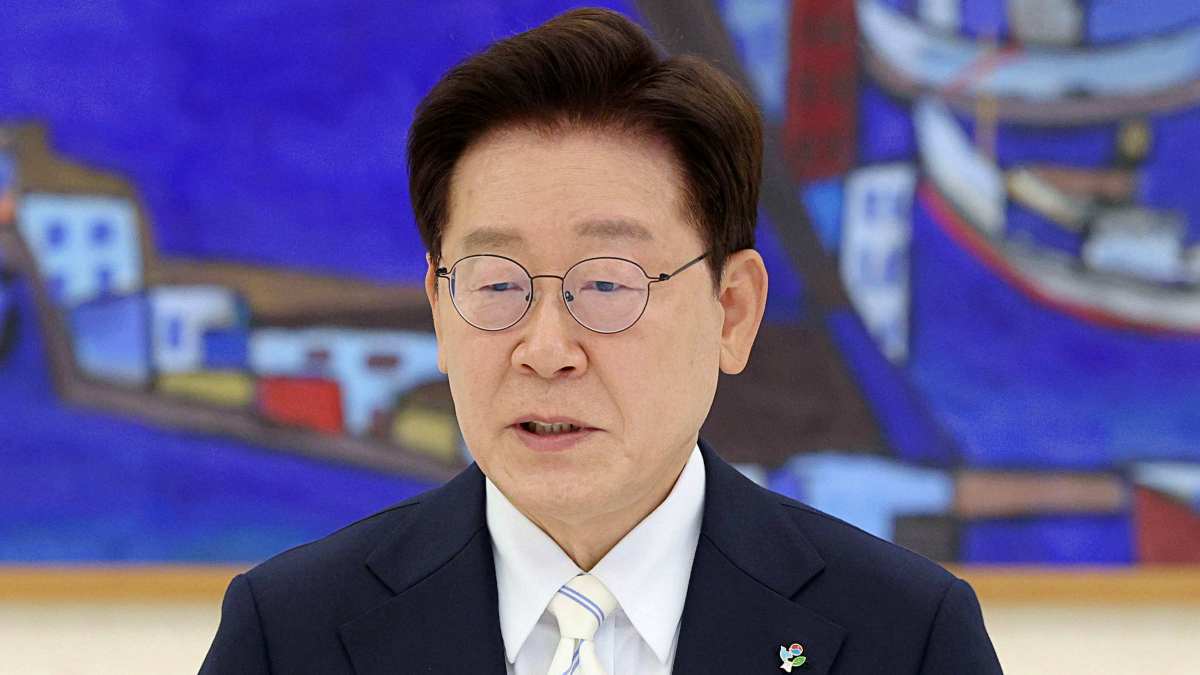 선거 이후 지지율 급락하자…이 대통령이 SNS에 남긴 말, '주목'