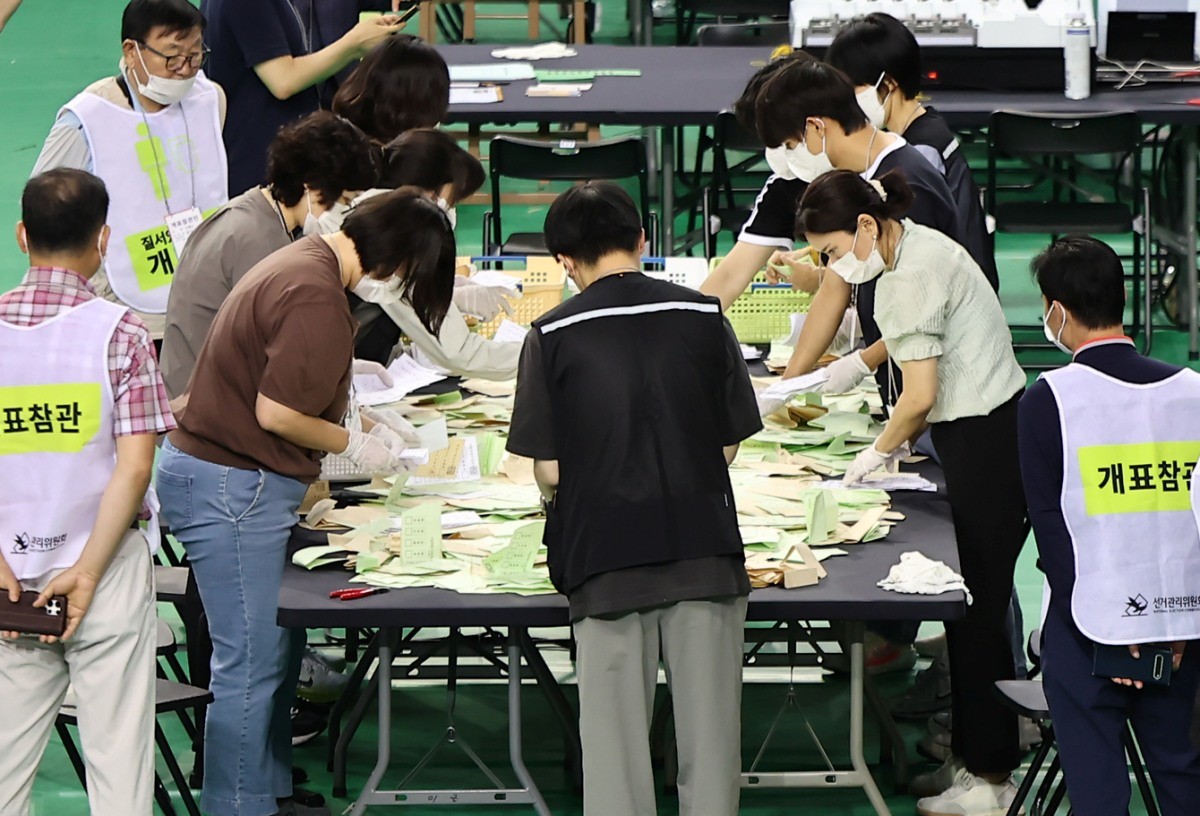 지난 5일 서울 송파구 올림픽공원 핸드볼경기장에서 '투표용지 부족 사태'가 불거져 개표가 미뤄졌던 잠실7동 제2투표소 투표함의 개표가 진행되고 있다 / 뉴스1