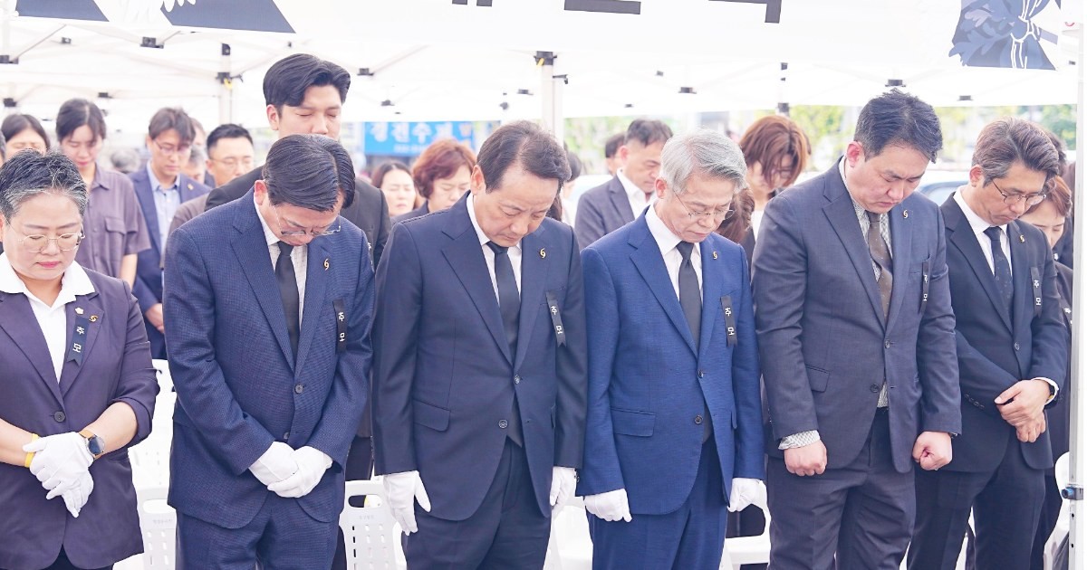 고광완 광주광역시 행정부시장,민형배 당선인,임택 동구청장이 9일 동구청 광장에서 열린 ‘학동4구역 재개발 붕괴참사 5주기 추모식’에 참석해 추모 묵념을 하고 있다. /광주광역시