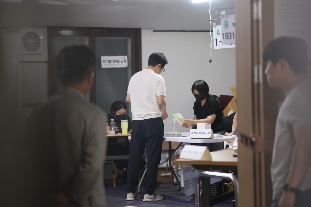 지난 3일 오후 서울 송파구 우성아파트 경로당에 마련된 잠실7동제2투표소에서 유권자들이 투표용지 부족 사태로 투표시간이 지나 투표하고 있다. / 뉴스1